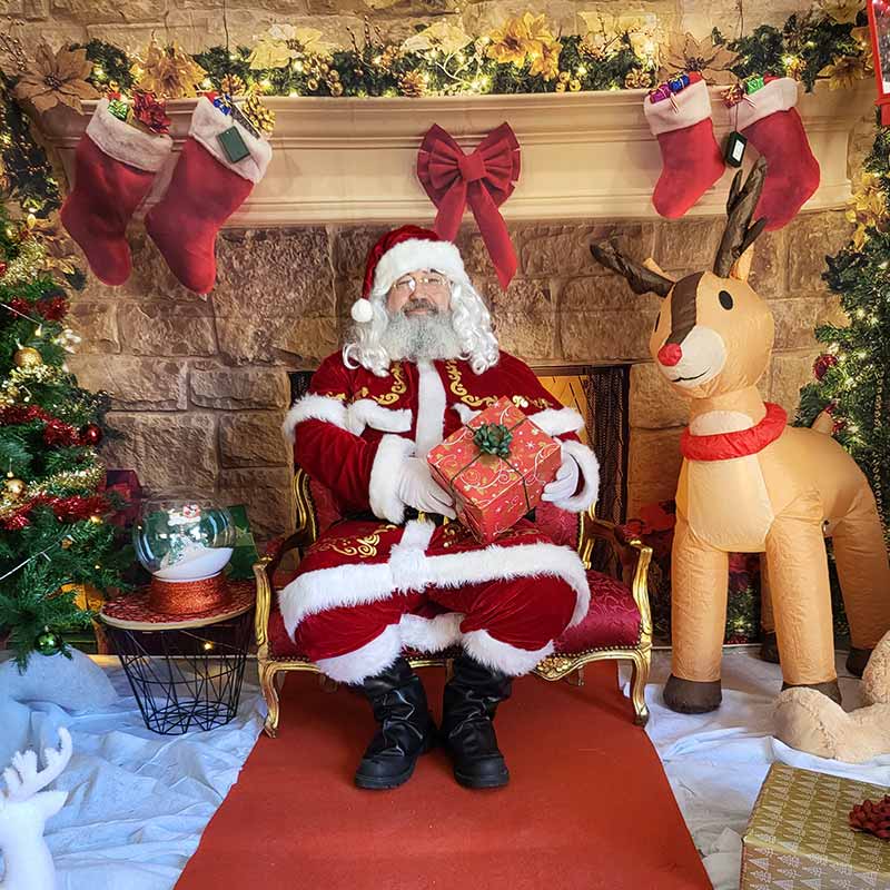 Décoration de Noël devant une cheminée avec père noël
