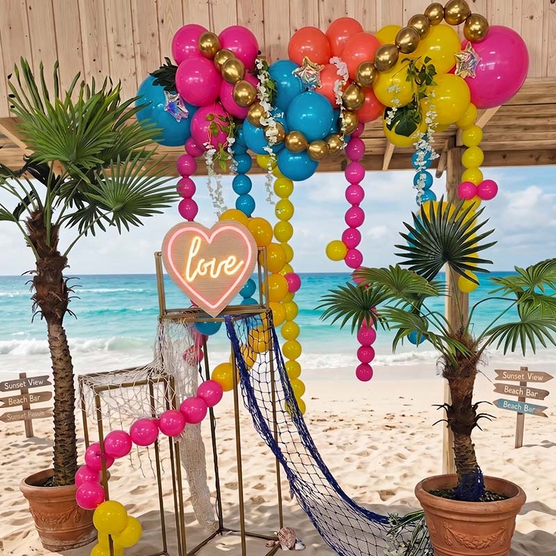 Décoration de ballons gonflables en bord de plage