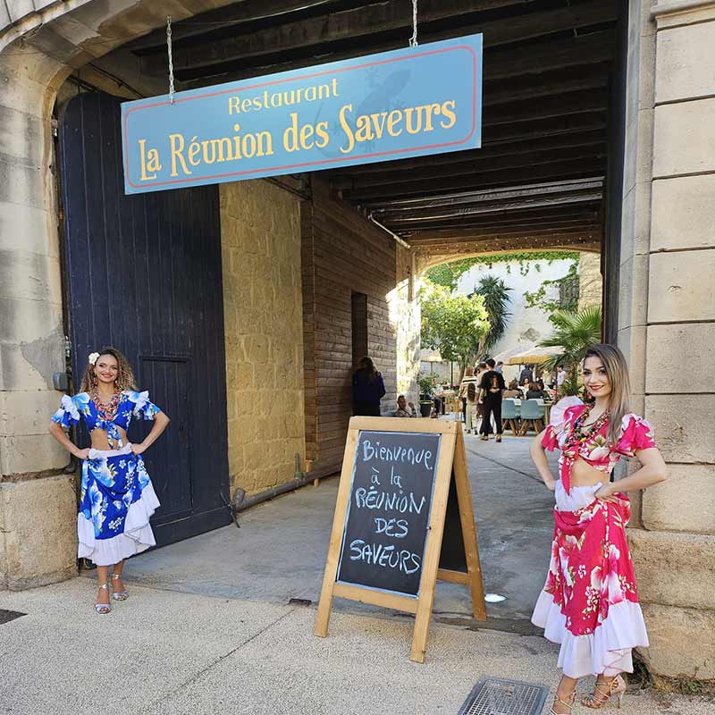 Deux hôtesses d'accueil à l'inauguration d'un restaurant