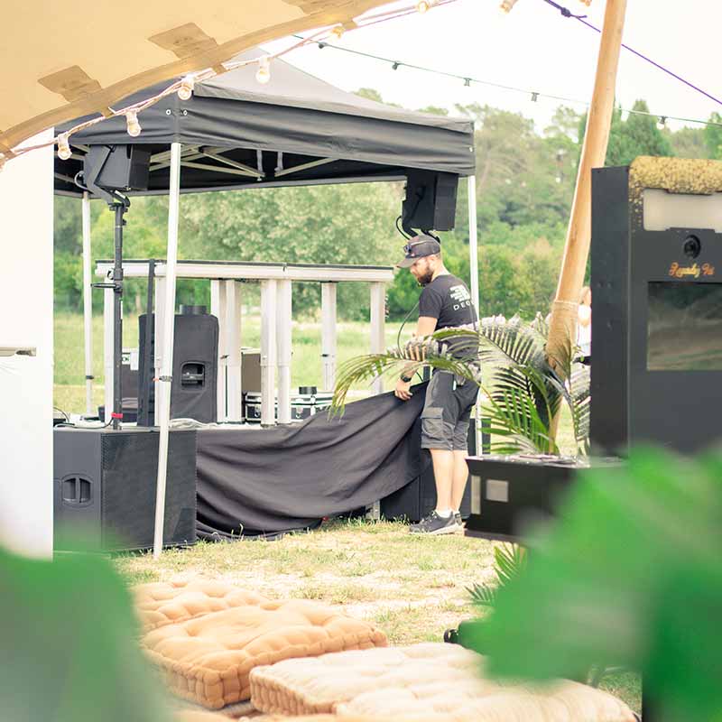 Mise en place de décoration et de scénographie pour un évènement